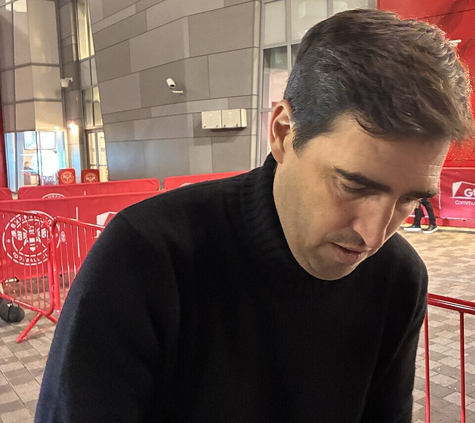 Andoni Iraola spoglądający w dół