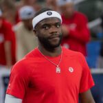 Frances Tiafoe w czerwonej koszulce