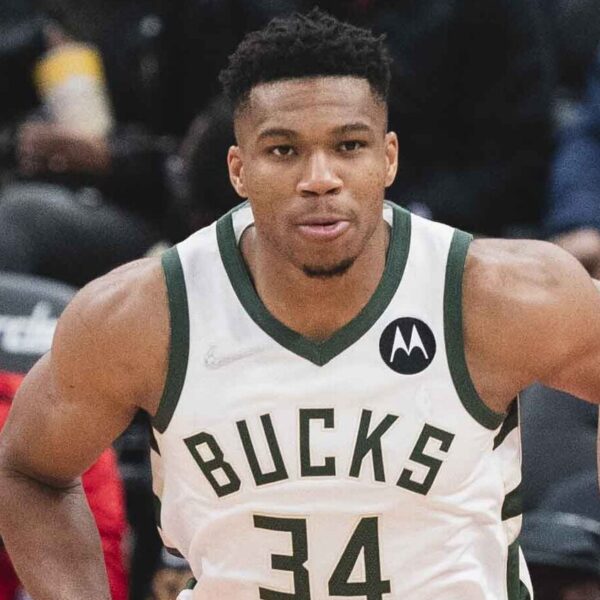Giannis Antetokounmpo w koszulce Milwaukee Bucks