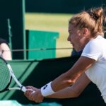 Maja Chwalińska zagrywająca backhand