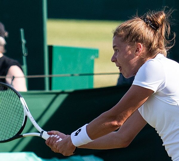 Maja Chwalińska zagrywająca backhand