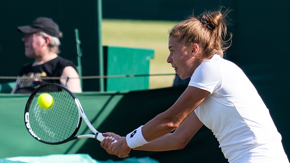 Maja Chwalińska zagrywająca backhand