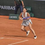 Marta Kostyuk na linii końcowej w szarym stroju