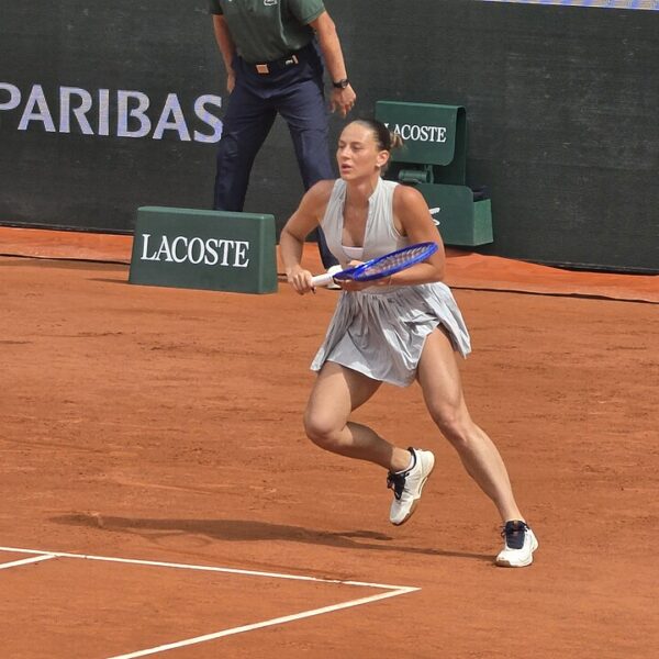 Marta Kostyuk na linii końcowej w szarym stroju