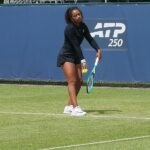 Robin Montgomery serwuje