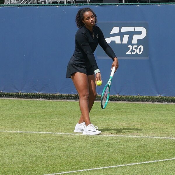 Robin Montgomery serwuje