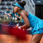 Naomi Osaka gotowa do returnu w niebieskim stroju