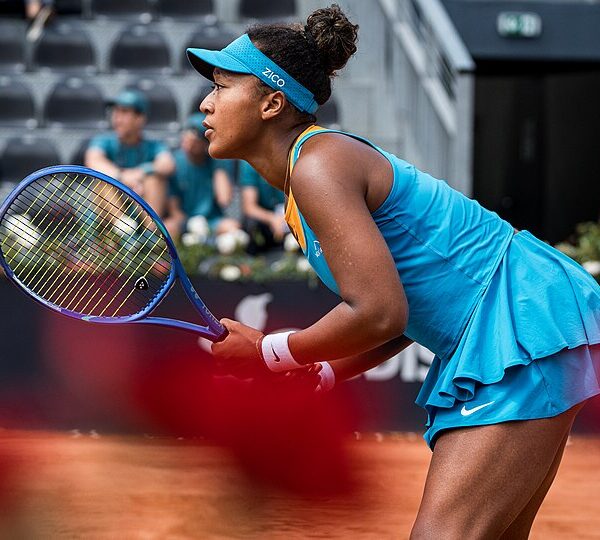Naomi Osaka gotowa do returnu w niebieskim stroju