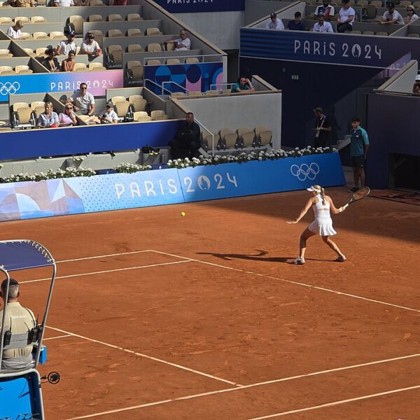 Mirra Andreeva zagrywająca forehand