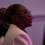 Serena Williams w okularach spoglądająca w górę