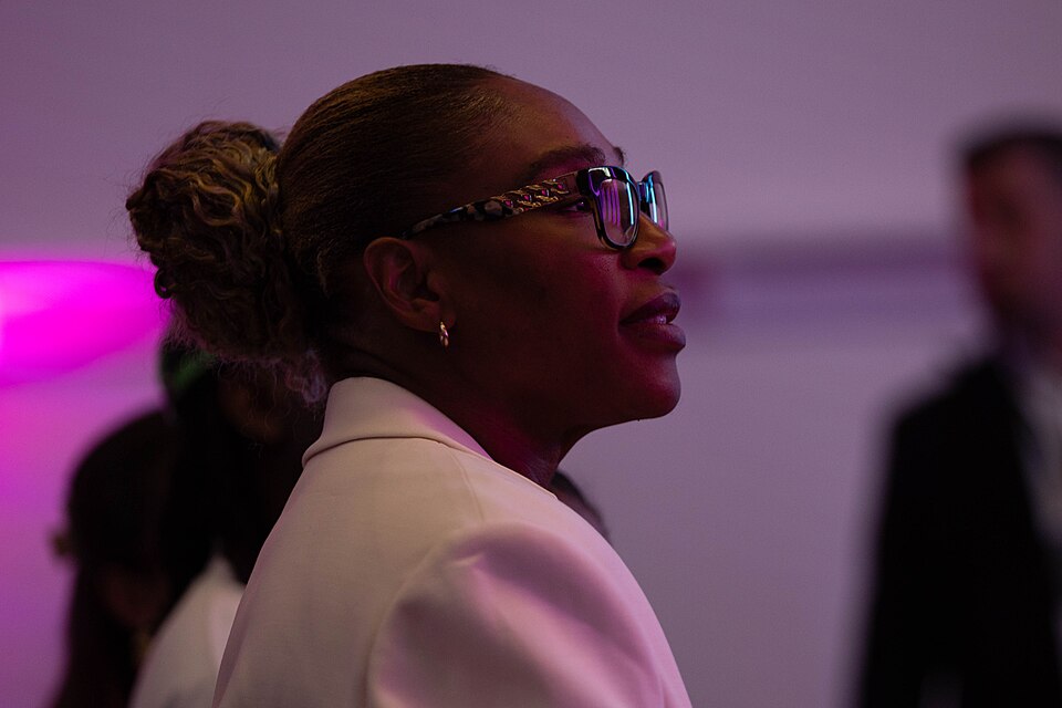 Serena Williams w okularach spoglądająca w górę
