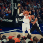 Karl-Anthony Towns kryty przez Keldona Johnsona