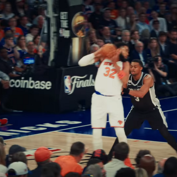 Karl-Anthony Towns kryty przez Keldona Johnsona