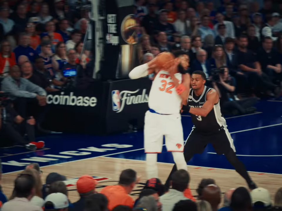Karl-Anthony Towns kryty przez Keldona Johnsona