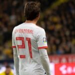 Mikel Oyarzabal odwrócony plecami do kamery