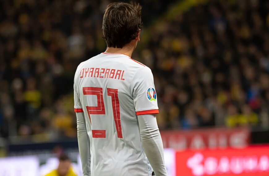 Mikel Oyarzabal odwrócony plecami do kamery
