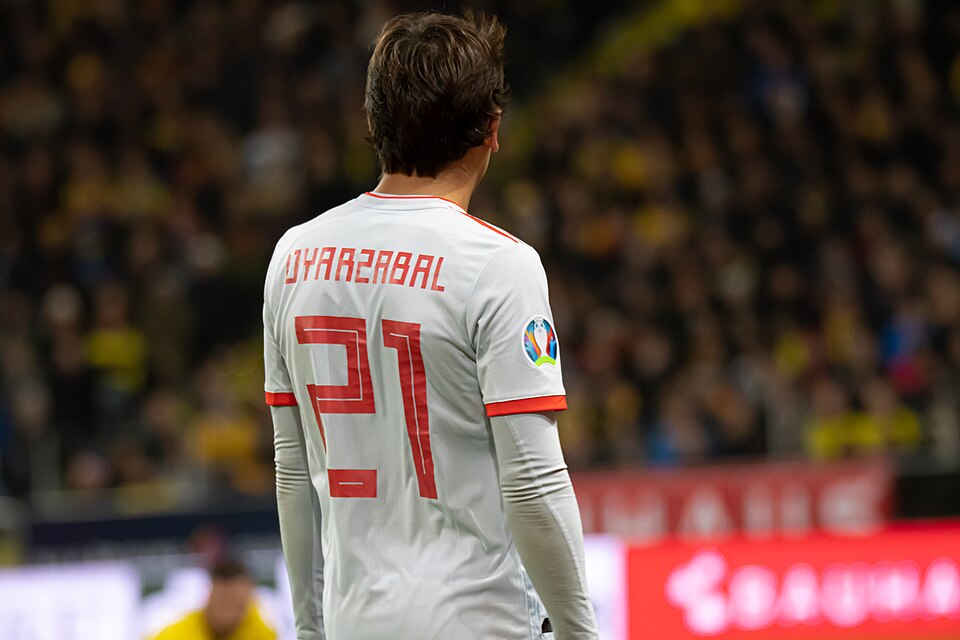 Mikel Oyarzabal odwrócony plecami do kamery