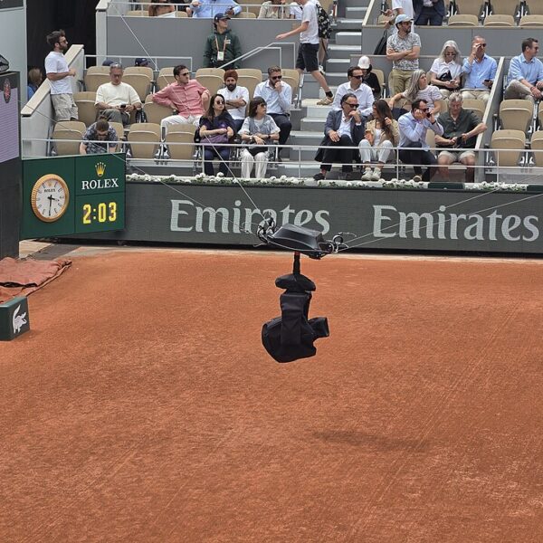 Kamera telewizyjna nagrywająca kort Roland Garros