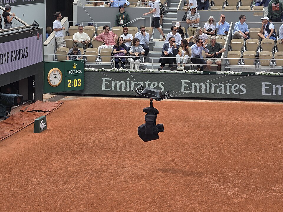 Kamera telewizyjna nagrywająca kort Roland Garros