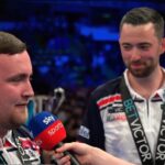 Luke Humphries spoglądający na Luke'a Littlera