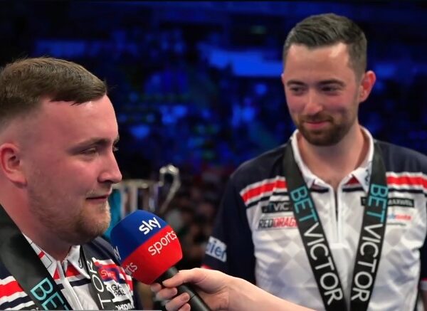 Luke Humphries spoglądający na Luke'a Littlera