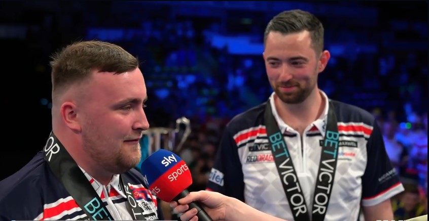 Luke Humphries spoglądający na Luke'a Littlera