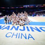 Polskie siatkarki ustawione do zdjęcia drużynowego obok napisu Nanjing