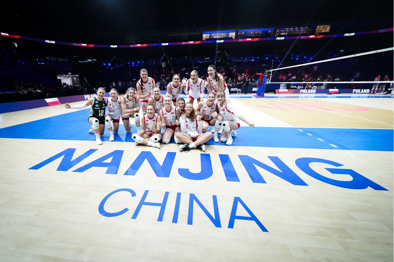 Polskie siatkarki ustawione do zdjęcia drużynowego obok napisu Nanjing