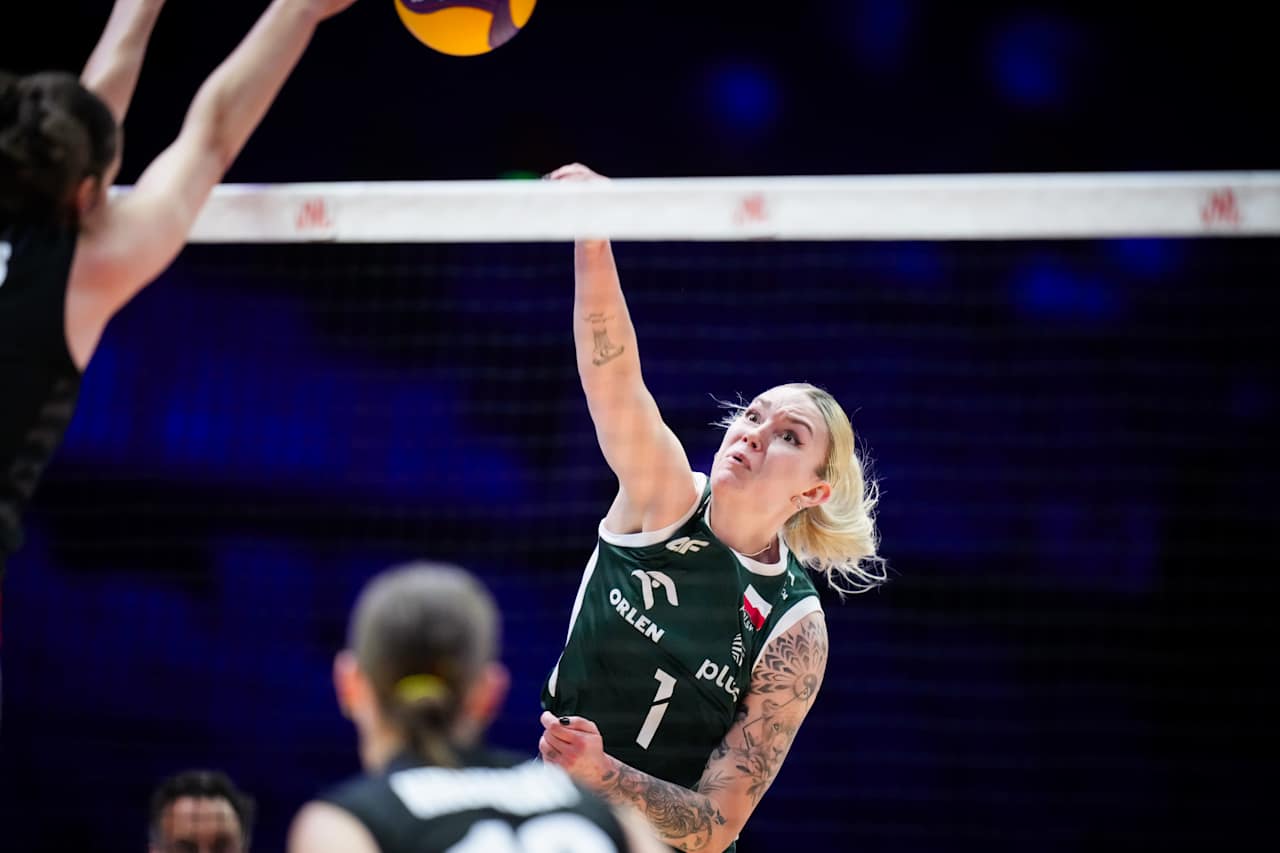 Julia Szczurkowska atakuje piłkę