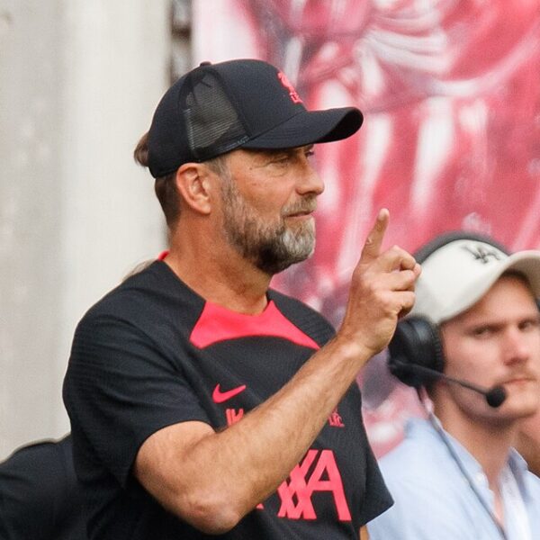 Jürgen Klopp z podniesionym palcem wskazującym do góry