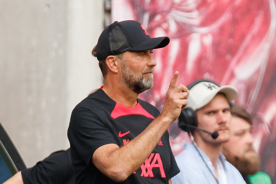 Jürgen Klopp z podniesionym palcem wskazującym do góry