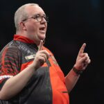 Stephen Bunting z uniesionymi palcami wskazującymi