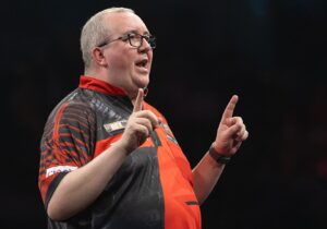 Stephen Bunting z uniesionymi palcami wskazującymi