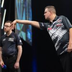 Gian van Veen po wyrzucie lotki z zostawionym nadgarstkiem