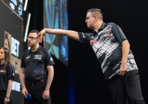 Gian van Veen po wyrzucie lotki z zostawionym nadgarstkiem