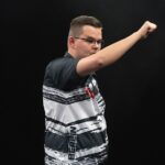 Gian van Veen unoszący pięść w geście zwycięstwa