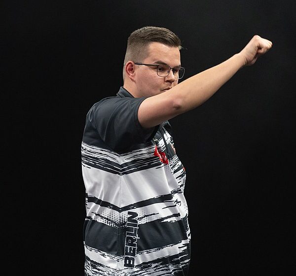 Gian van Veen unoszący pięść w geście zwycięstwa