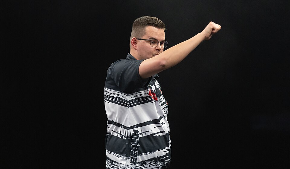 Gian van Veen unoszący pięść w geście zwycięstwa