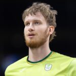Olek Balcerowski w koszulce na rozgrzewce