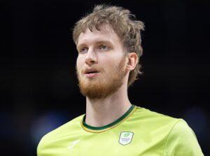 Olek Balcerowski w koszulce na rozgrzewce
