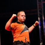 Dirk van Duijvenbode podczas wejścia rozgrzewa publiczność