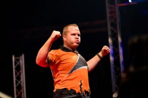 Dirk van Duijvenbode podczas wejścia rozgrzewa publiczność