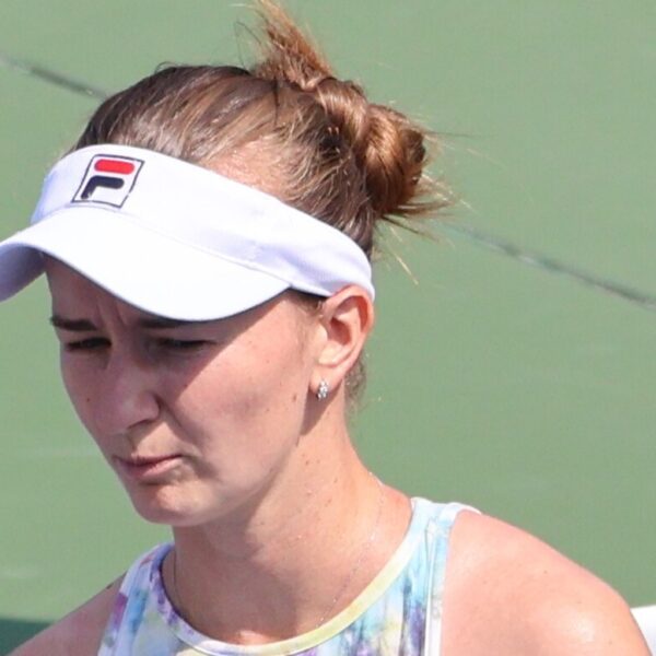 Wzdychająca w daszku Barbora Krejcikova