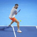 Casper Ruud przed uderzeniem backhandu