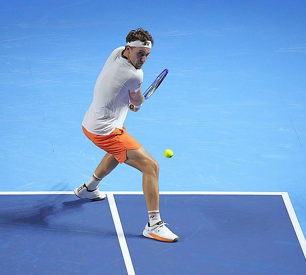 Casper Ruud przed uderzeniem backhandu