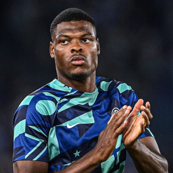 Denzel Dumfries zacierający ręce
