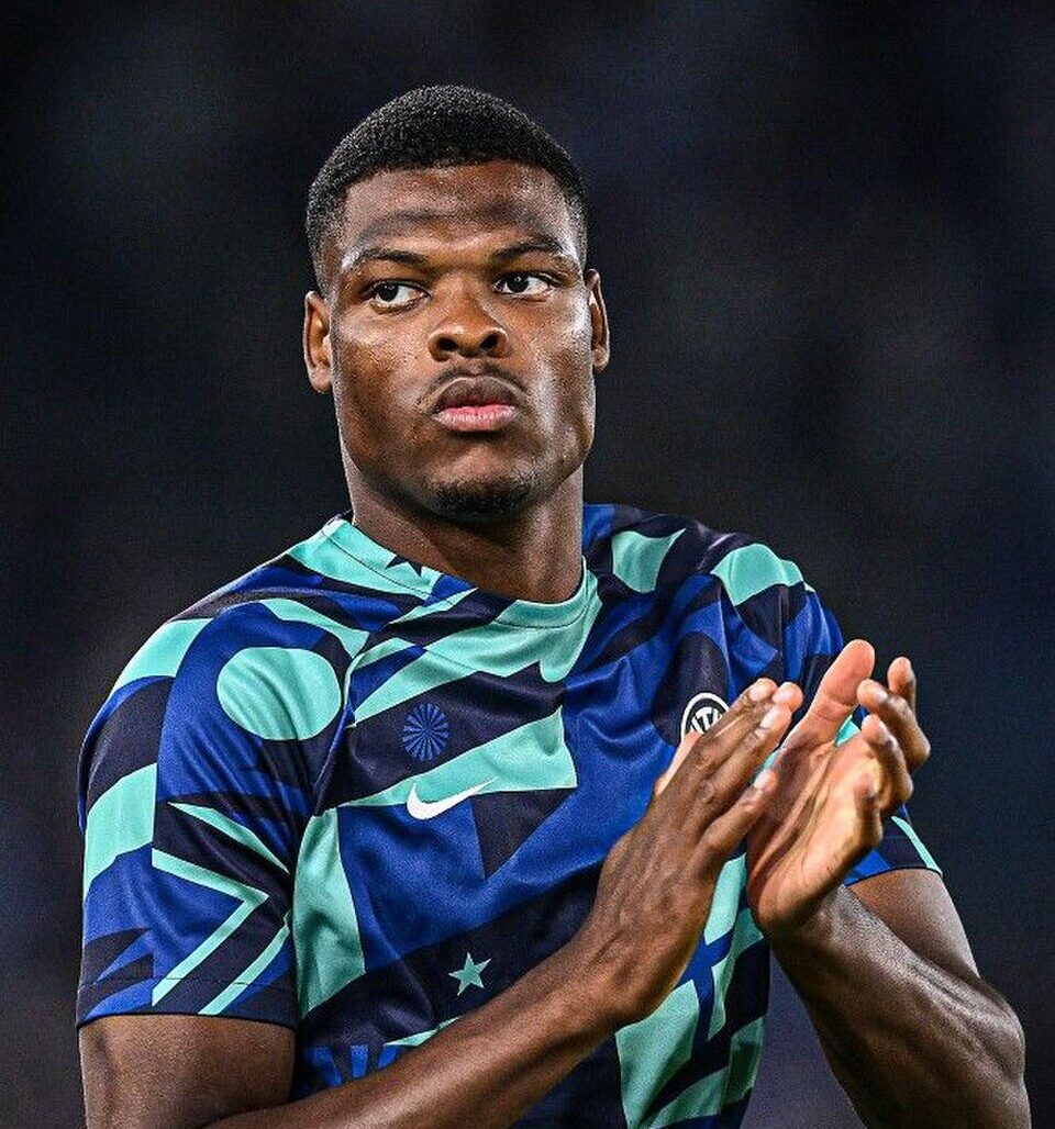 Denzel Dumfries zacierający ręce