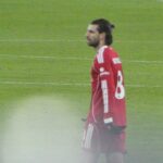 Dominic Szoboszlai w koszulce Liverpoolu spoglądający w bok