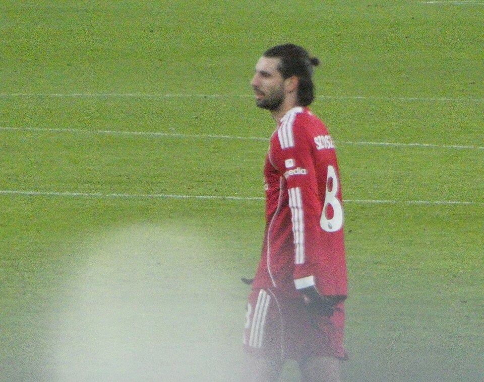 Dominic Szoboszlai w koszulce Liverpoolu spoglądający w bok