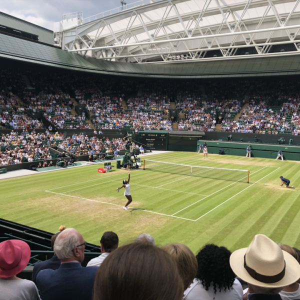 Coco Gauff rozgrywa pojedynek na Wimbledonie przeciwko Simonie Halep